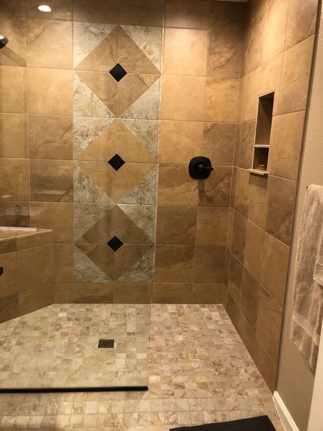 Building Photo - 45+ Active Adult Resort Community Updated Golf Course Property Available APRIL 2026 through Decem...