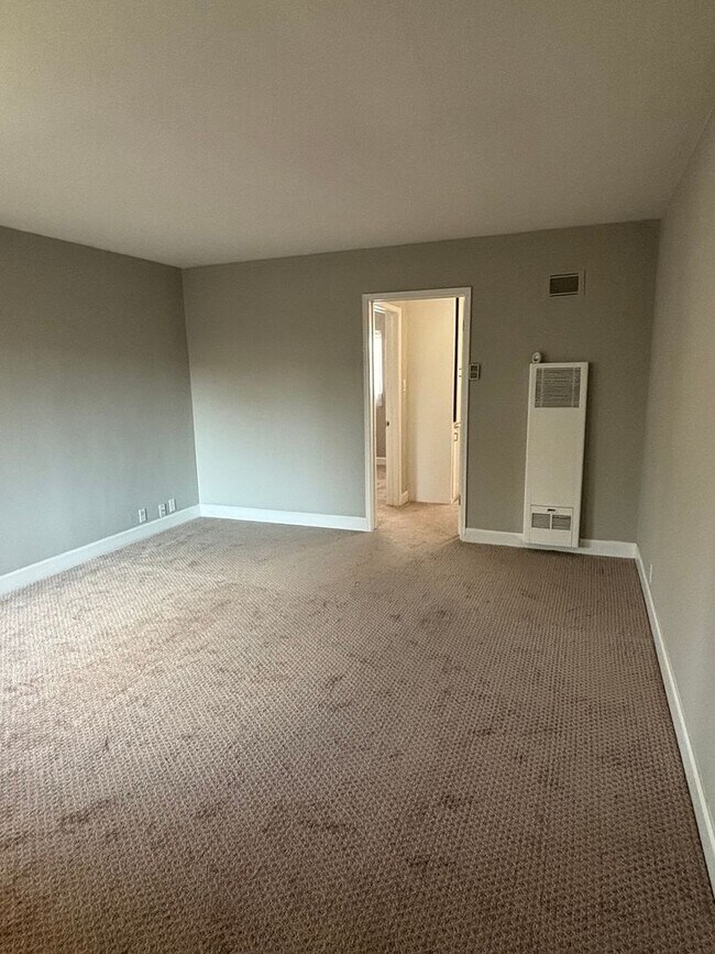 Building Photo - 1 Bedroom available now!