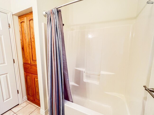 Building Photo - 1703 Rockridge Dr