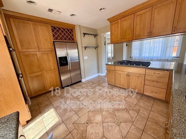 Building Photo - 2375 Montclair St