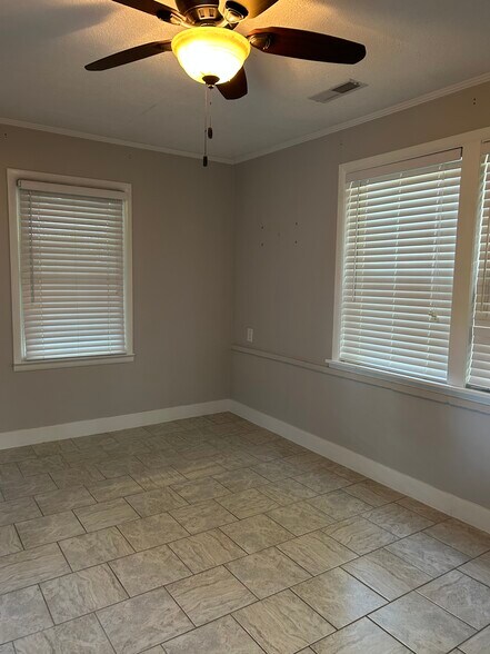 Building Photo - 661 Adluh St