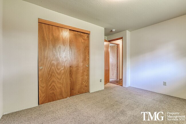 Building Photo - 2 Bedroom Duplex W/ attached garage in Was...