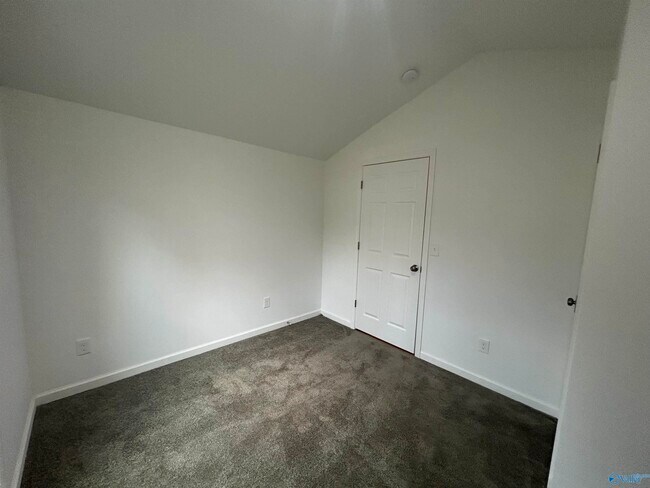 Building Photo - 614 Maple Rd