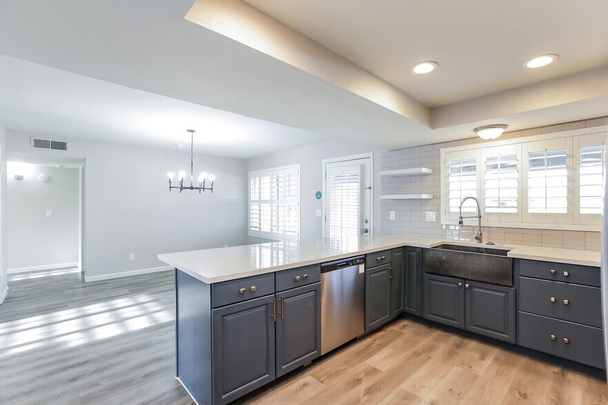 Building Photo - 8402 S 15th Way