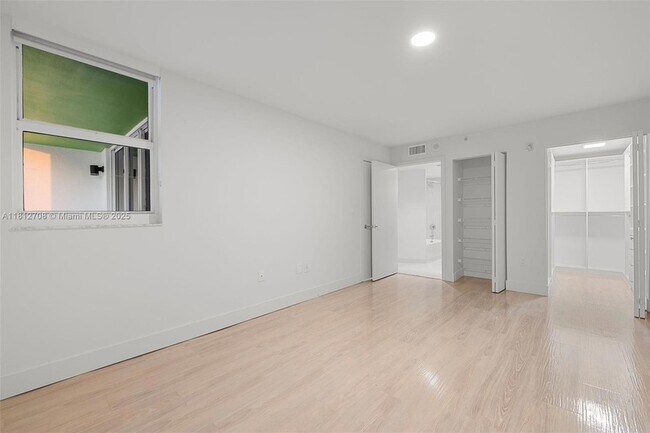 Building Photo - 1756 N Bayshore Dr