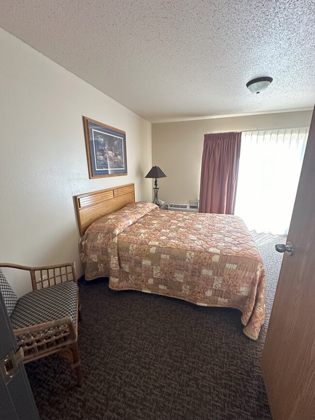 Building Photo - 809 E Cedar St