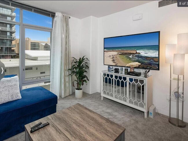 Living room - 425 W Beech