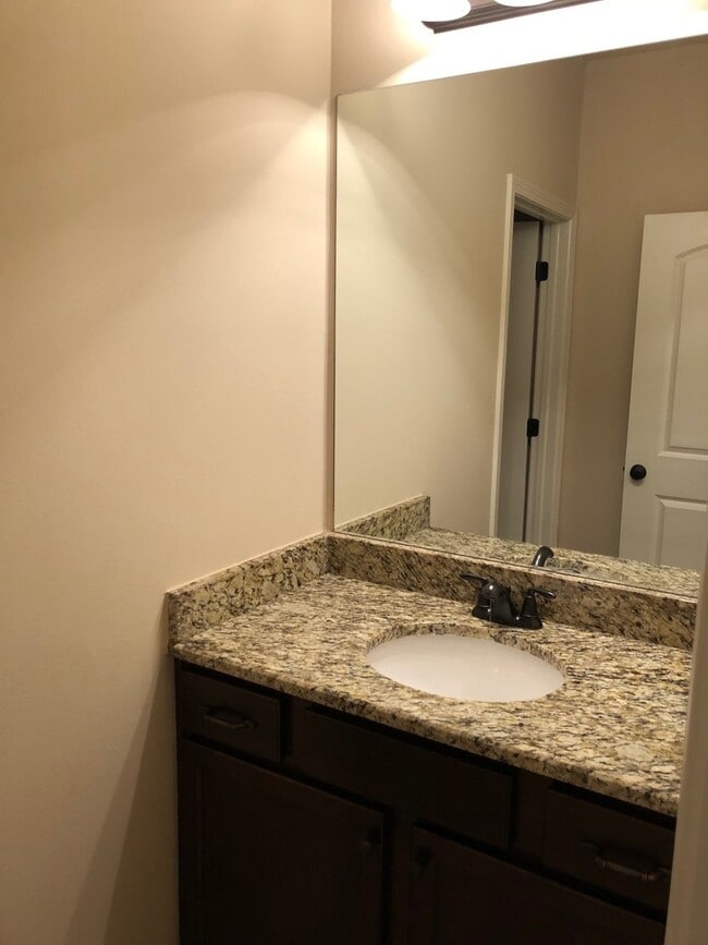 Building Photo - 3BD 2BA House in Hunters Trace Subdivision