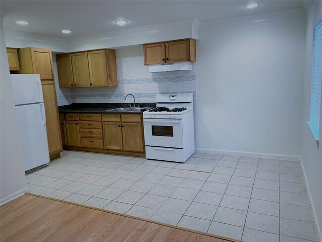 Building Photo - 226 Oriole St