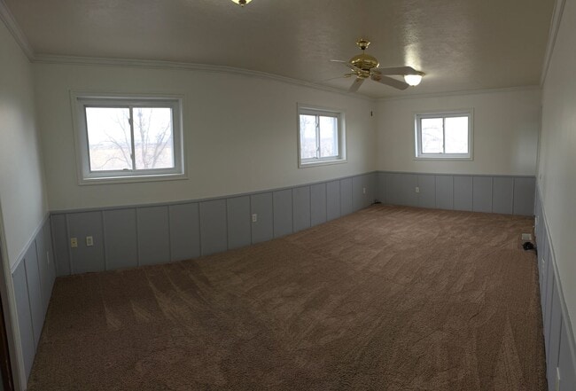 Building Photo - LEASE TAKEOVER: 3 bed, 2 bath Single Family home out by Hibbard