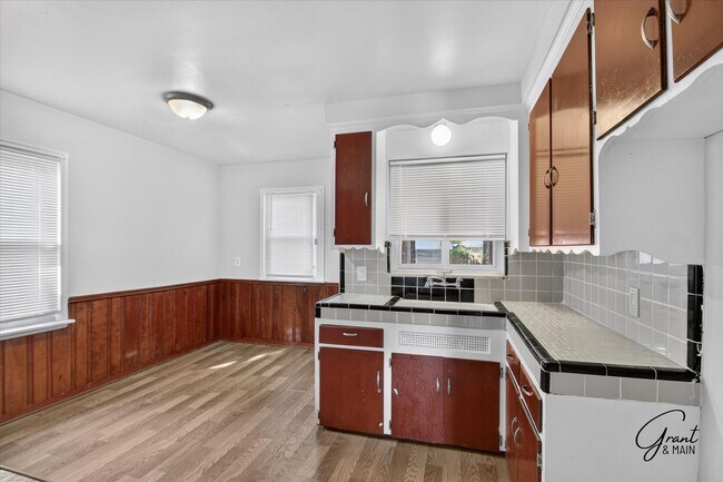 Building Photo - $1300 3 bedrooms