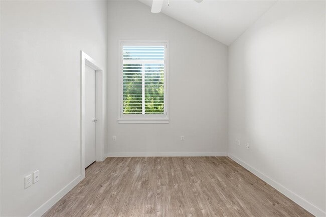 Building Photo - 801 N Bluff Dr