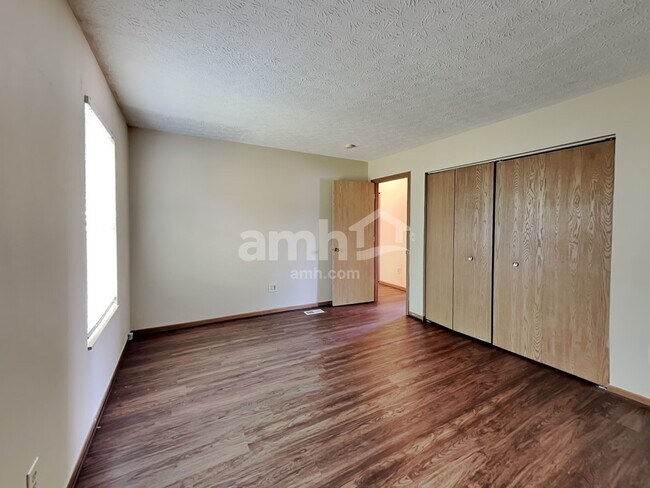 Building Photo - 212 Charing Cross St