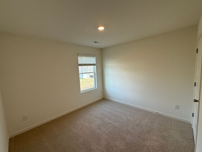 Building Photo - Caffee sub-division, very close to Mercedes plant, one level 4 Bedroom/2 Bath 1774 sqft