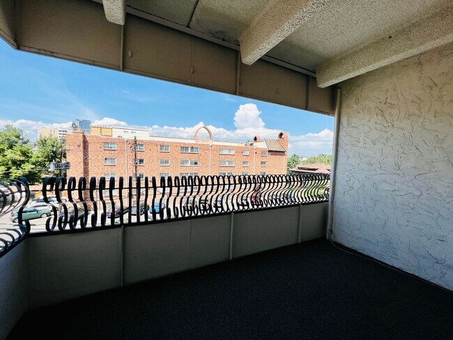 Building Photo - CHARMING 2 BED APT IN THE HEART OF CONGRES...