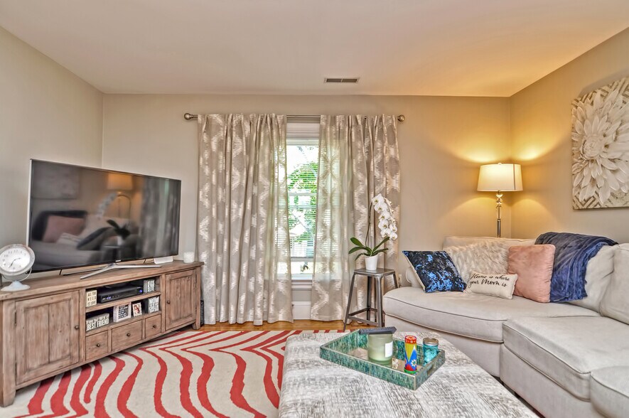 Family room - 40 Avon St