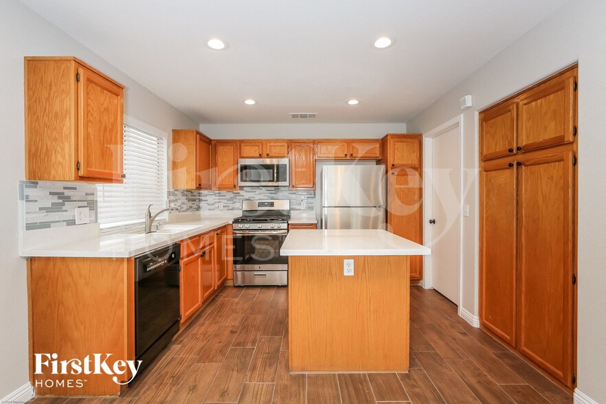 Building Photo - 1800 Navajo Lake Way