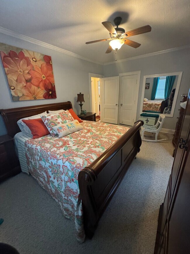 Building Photo - Knoxville 37917 - 2 bedroom, 1 bath - call Lisa Vineyard 865-216-9334