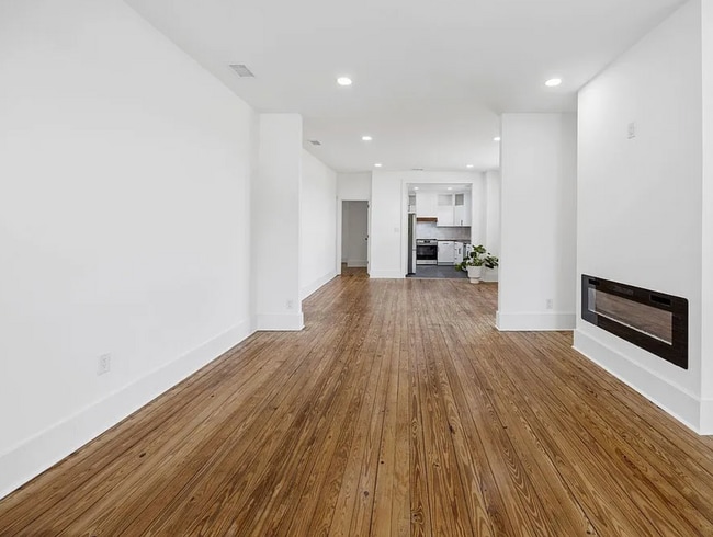 Building Photo - 721 W 47th St