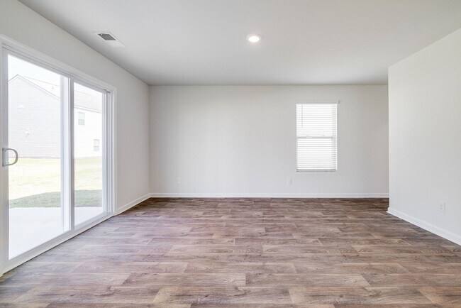 Building Photo - Spacious 4-Bedroom Home in Sought-After Lo...