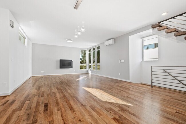 Building Photo - Impeccable Greenwood Townhome with Air Con...