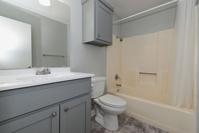 Building Photo - PEPERPORT.3913-3915