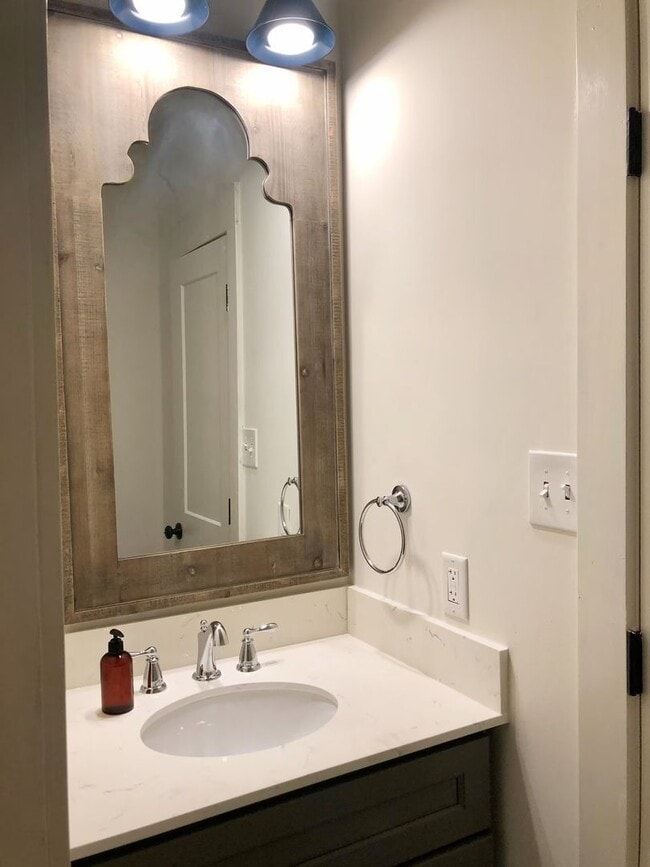 Building Photo - Available June 2026 – Furnished 1BR in Hundred Oaks | Utilities Included