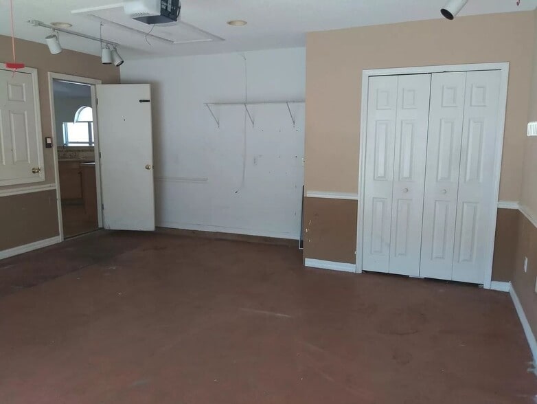 Building Photo - 14169 Spring Hill Dr