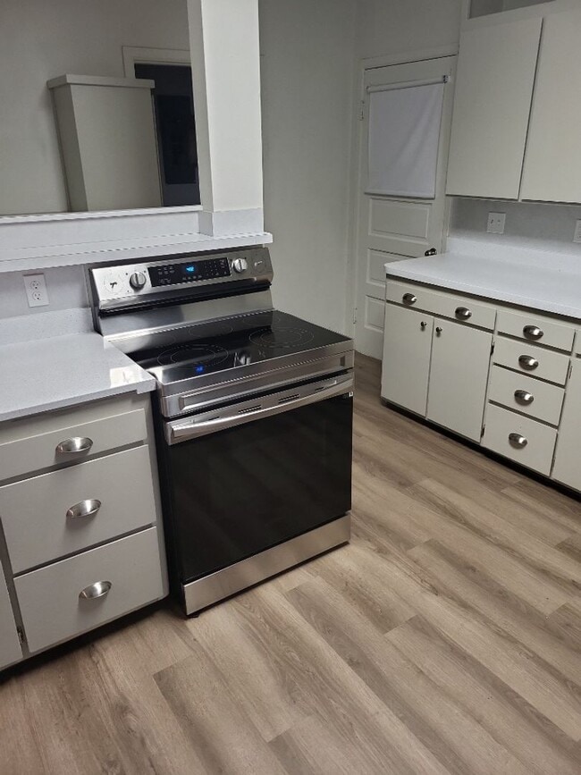 Building Photo - 1/2 off 1st Month's Rent - Charming Vintage Three Bedroom In Camas