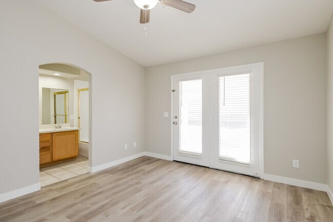 Building Photo - 1283 Silver Knoll Ave