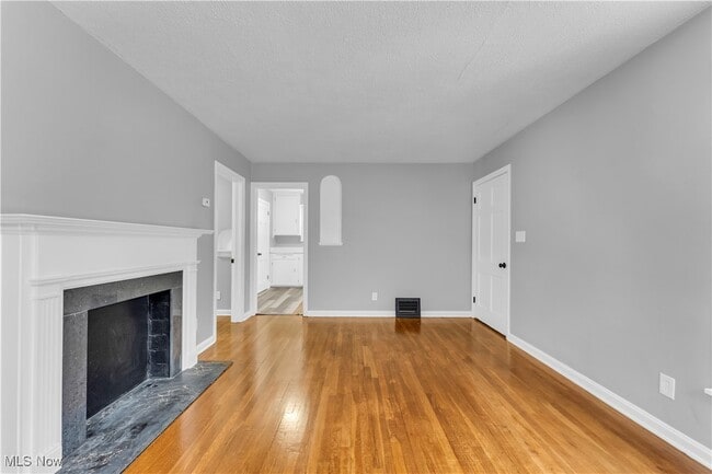 Building Photo - 650 E 250th St