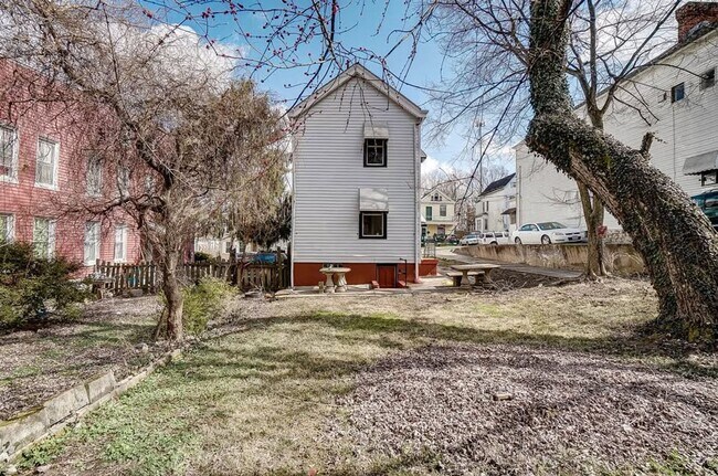 Building Photo - Updated 3 Bed 1 Bath in Price Hill!