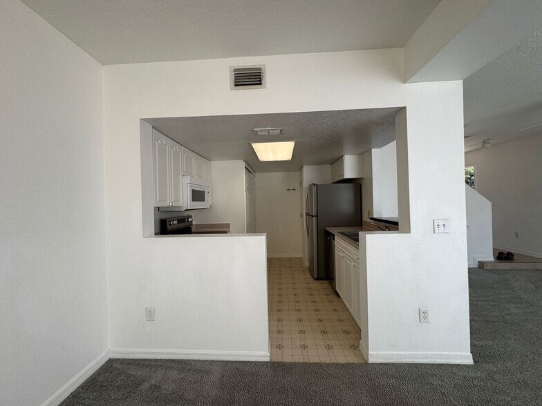 Building Photo - 307 Coconut Palm Way