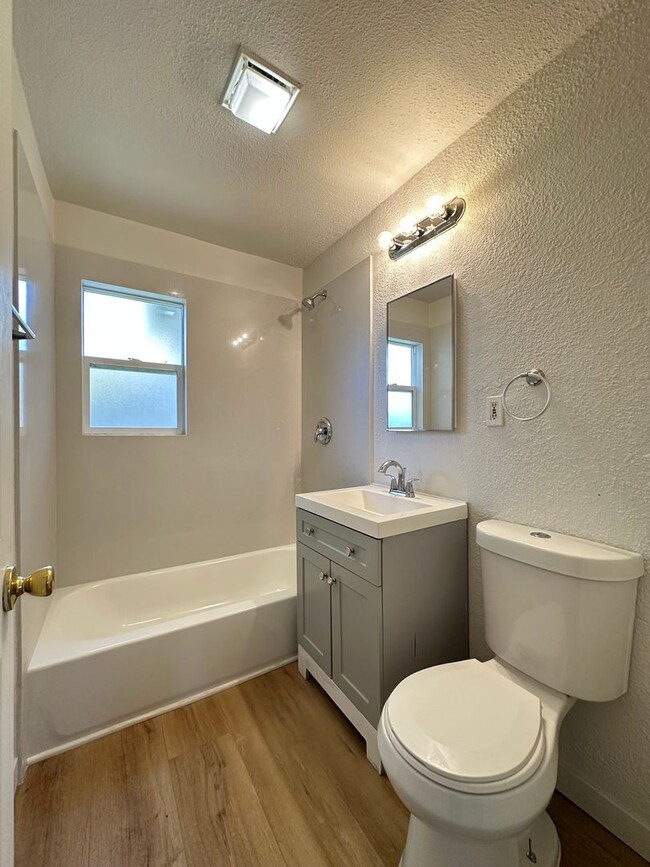 Building Photo - Charming Three Bedroom Near Westfield Park