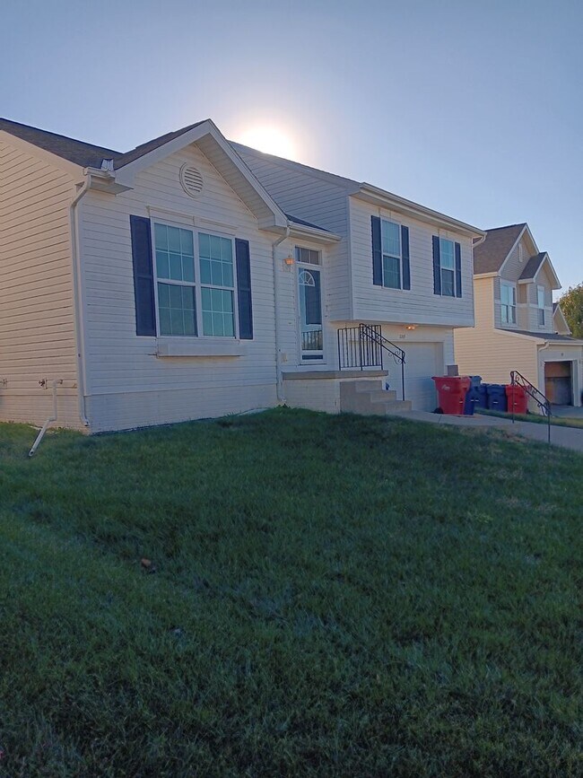 Building Photo - Spacious Three Bedroom!