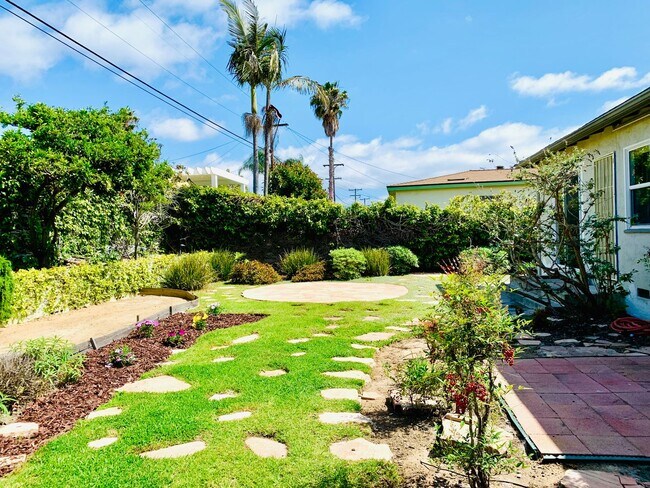 Building Photo - BEAUTIFUL 3BD/2BA HOME WITH A SPACIOUS BAC...