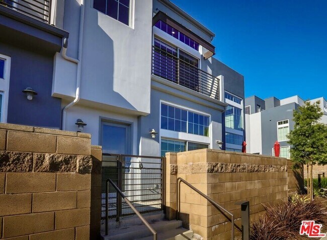 Building Photo - 5350 Playa Vista Dr