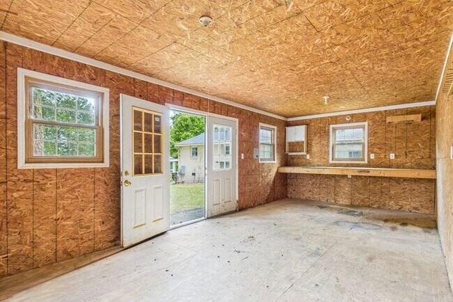 Building Photo - NW Brick Home in the Desirable Guilford Hi...