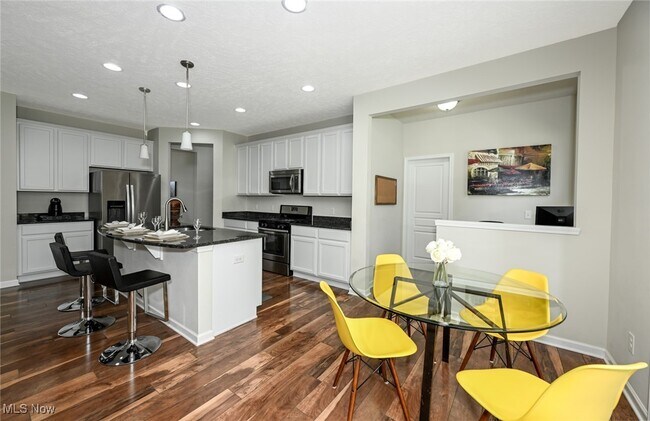 Building Photo - 4816 Lake View Dr