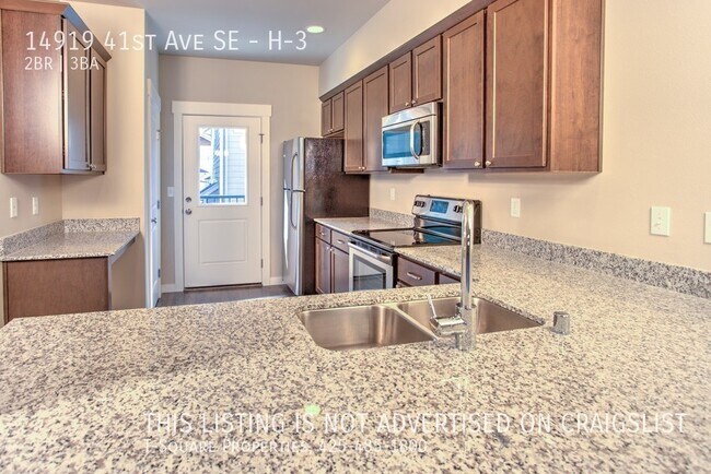 Building Photo - Double Master Bedrooms and a HUGE Bonus Ro...