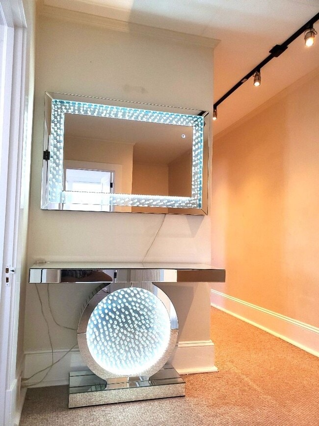 Building Photo - Beautiful 2BR/1BA Apartment with Utilities Included – Prime Downtown Location