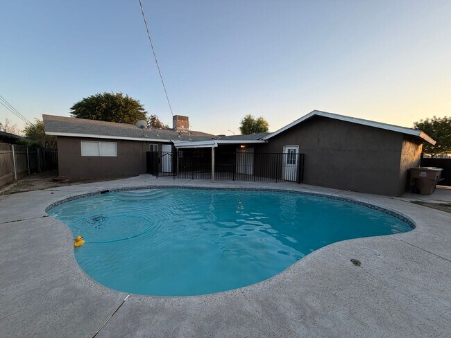 Building Photo - Affordable 3 BD 2 BA house in SW Bakersfield on a corner lot