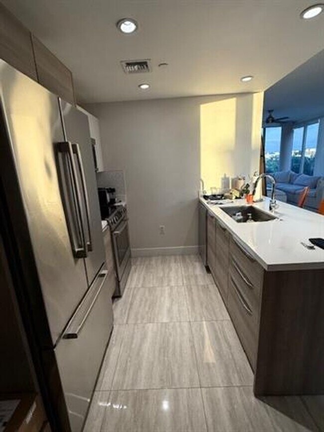 Building Photo - 9940 W Bay Harbor Dr