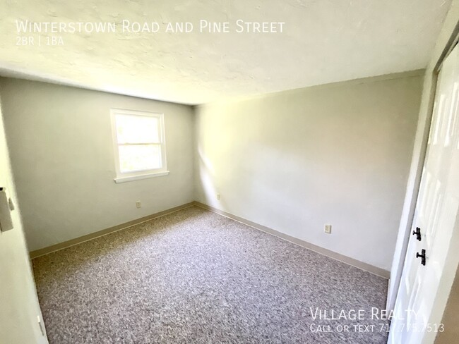 Building Photo - Large 2-Bedroom Townhome in Red Lion! Pati...