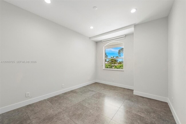 Building Photo - 552 Palm Dr