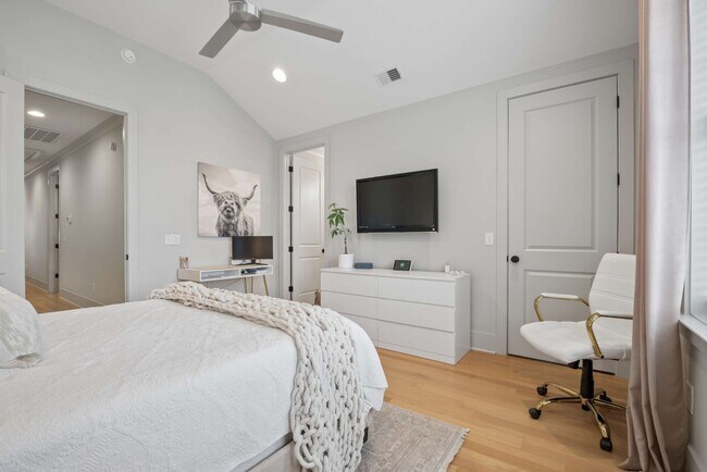 Building Photo - 6368 Alamo Pl