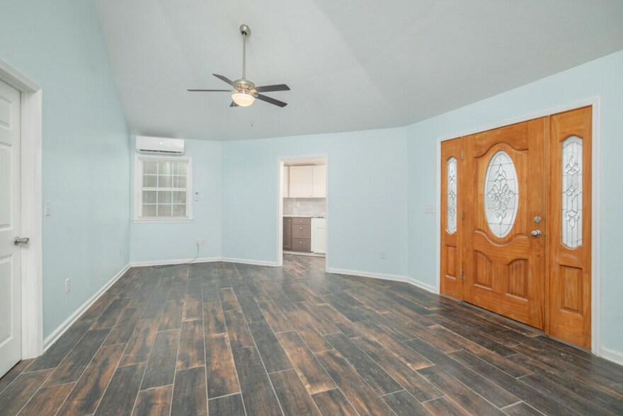 Building Photo - 715 Roundhouse Rd