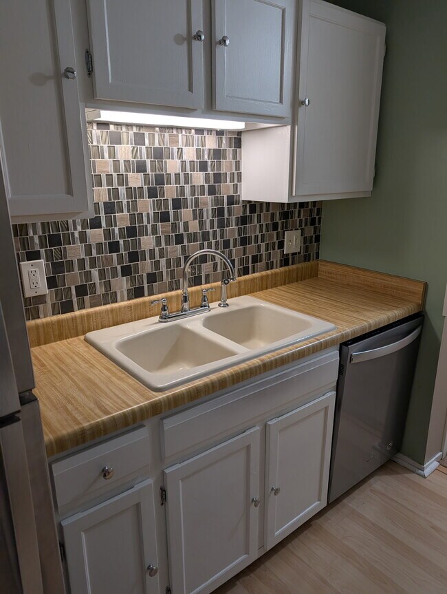 Kitchen - 122 Demont Avenue East