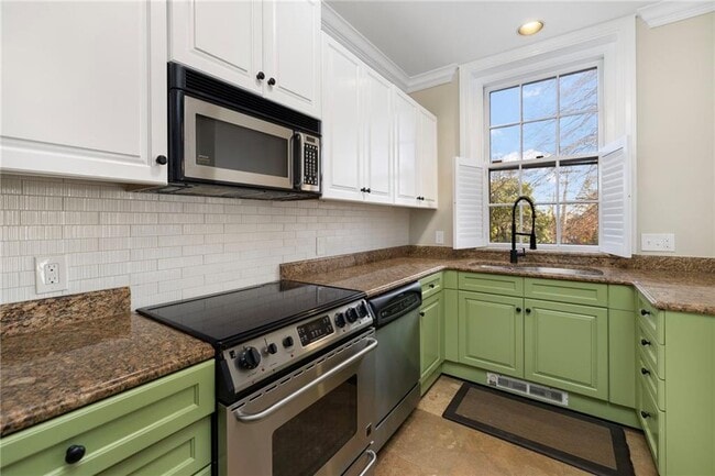 Building Photo - 72 Manning St