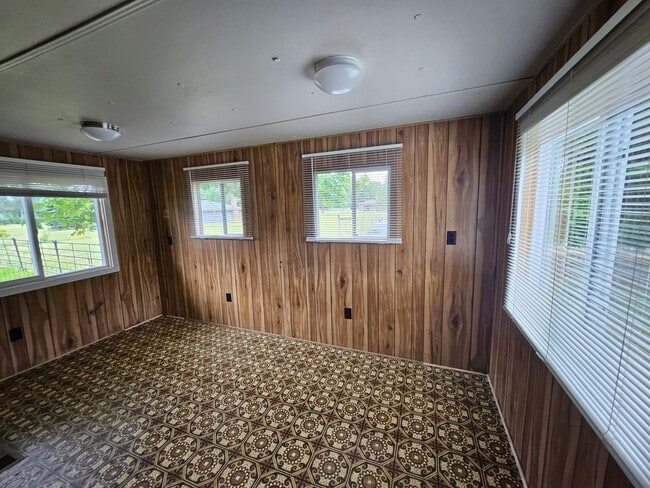 Building Photo - Charming 3BR/1BA in Eagle Creek – W/D, Yar...